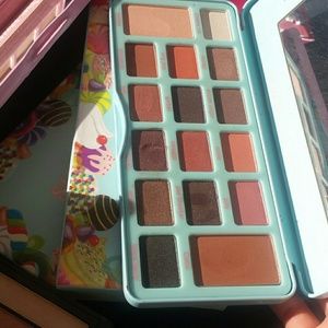 Selling brand new palette